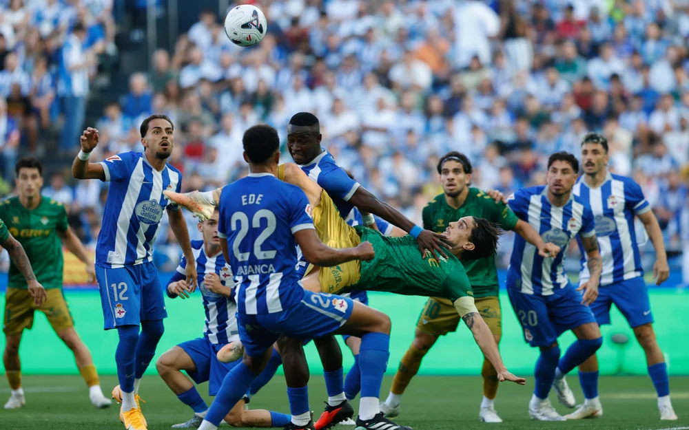 Bartra deja el campo a los 12 minutos por molestias en un muslo