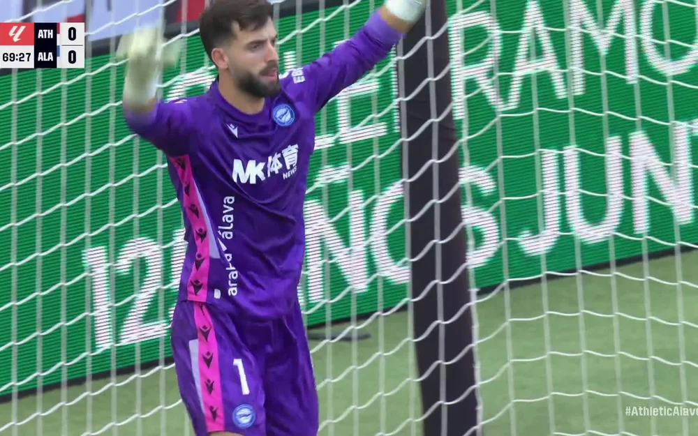 Sivera, portero del Alavés, detiene su primer penalti en Primera División