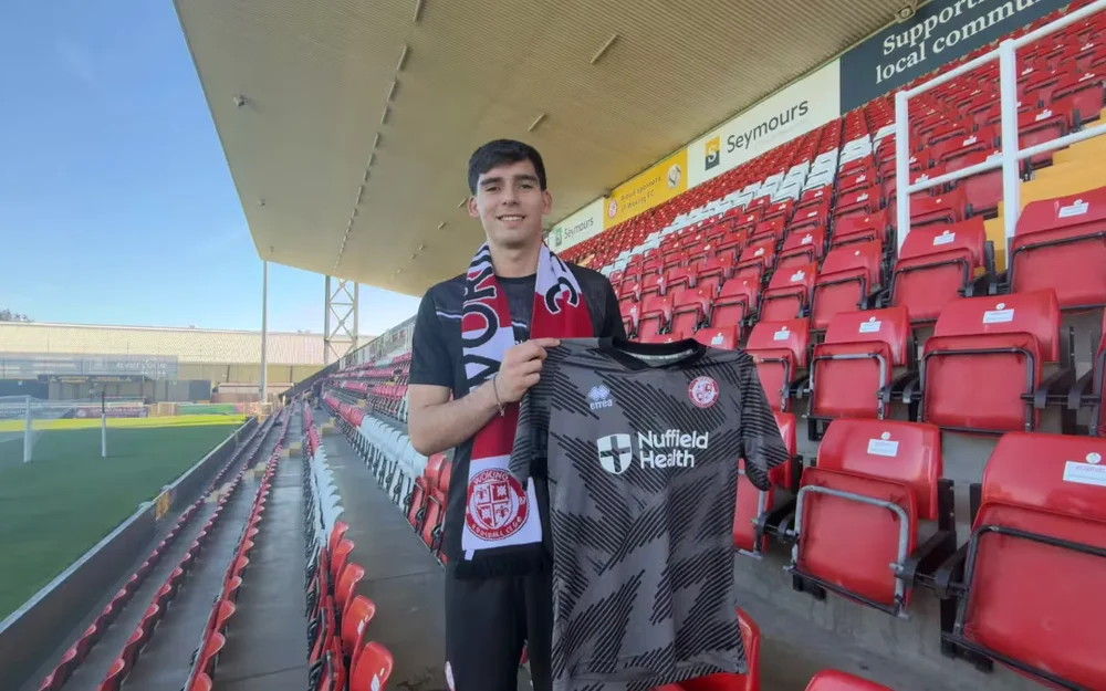 Vicente Reyes deja Norwich y firma cesión en Woking hasta enero de 2027