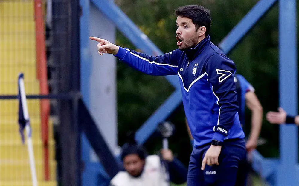 Larcamón descarta dirigir a La Roja: "Estoy cien por ciento comprometido con el Sporting de Gijón"