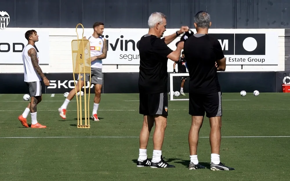 Javier Aguirre asume en Valencia y dirige su primer entrenamiento en Paterna