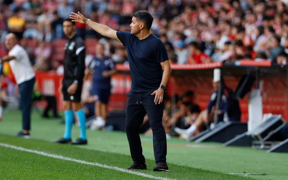 Nicolás Larcamón cierra la puerta a La Roja: "Estoy cien por ciento comprometido" con Sporting de Gijón