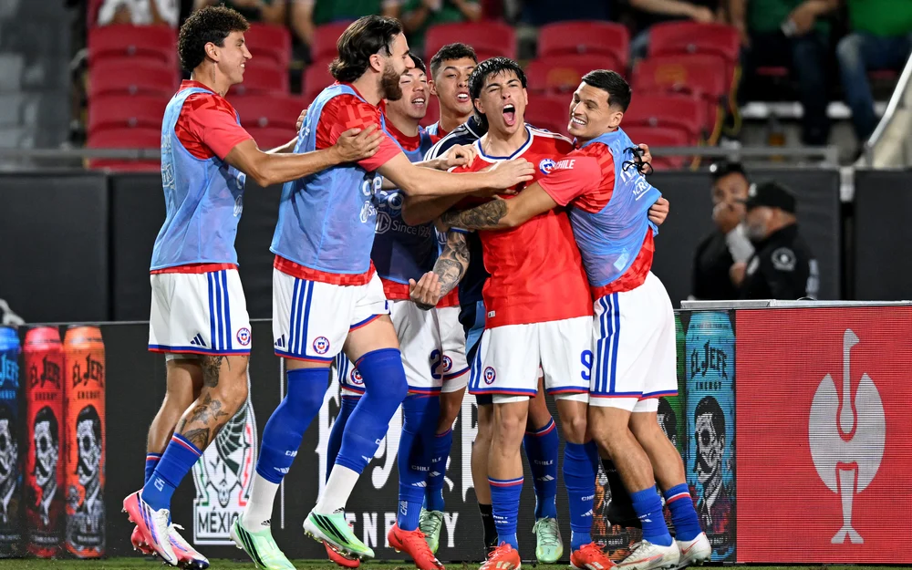 Chile cierra la gira por Norteamérica con un triunfo 2-0 sobre México
