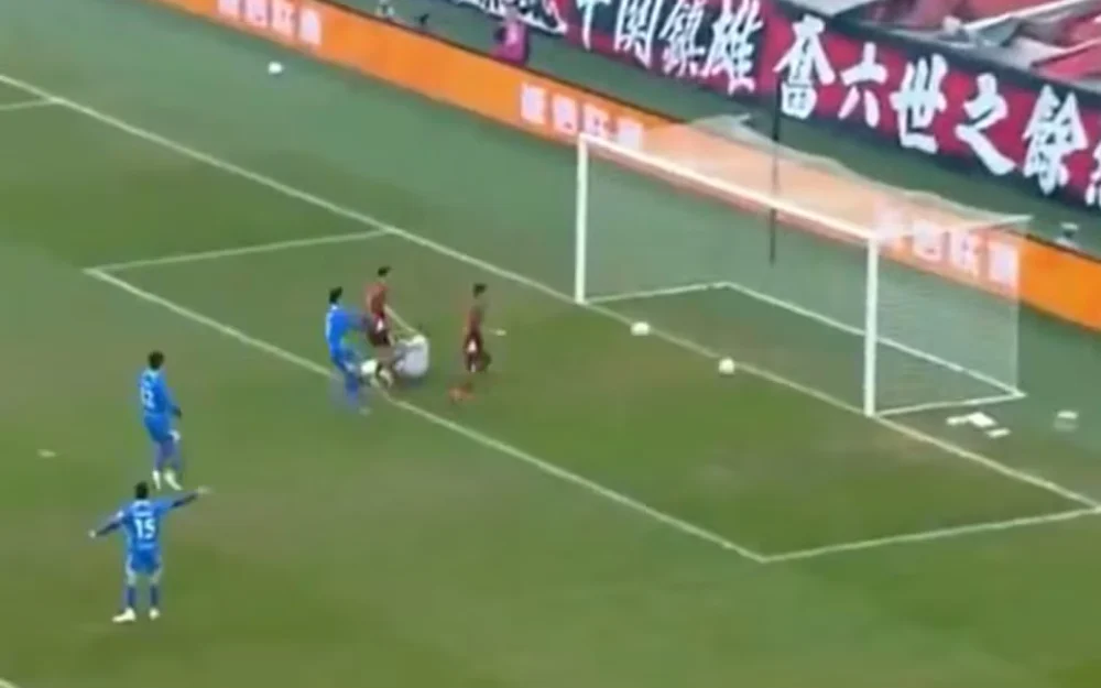 Dos balones en el mismo arco: árbitro anula gol en la Segunda División de China