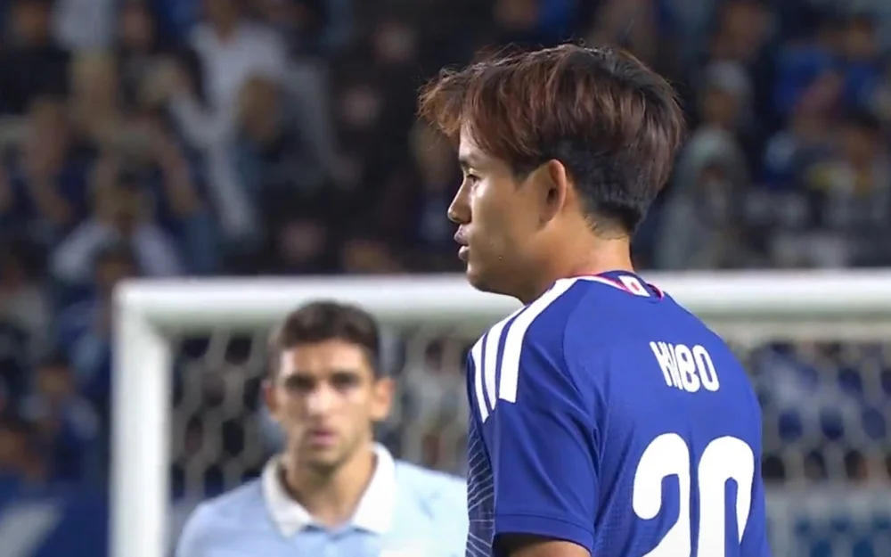 Take Kubo entra desde el banco y Japón supera 3-1 a Uruguay