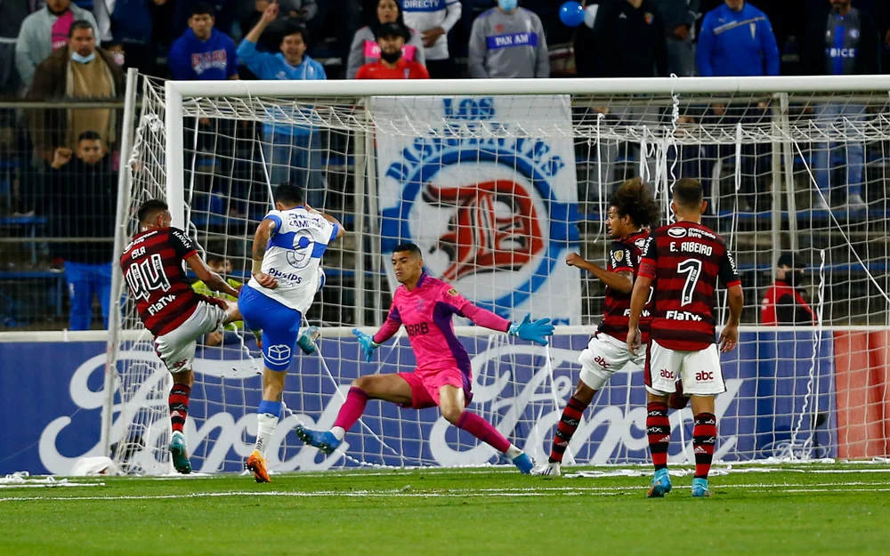 Justicia civil condena a Cruzados a pagar $70 millones a hinchas de Flamengo por incidentes en la Libertadores