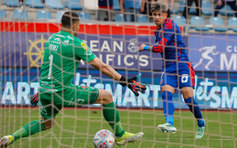 Guerrero marca doblete en el 6-0 de la U a Ñublense y llega a 100 partidos