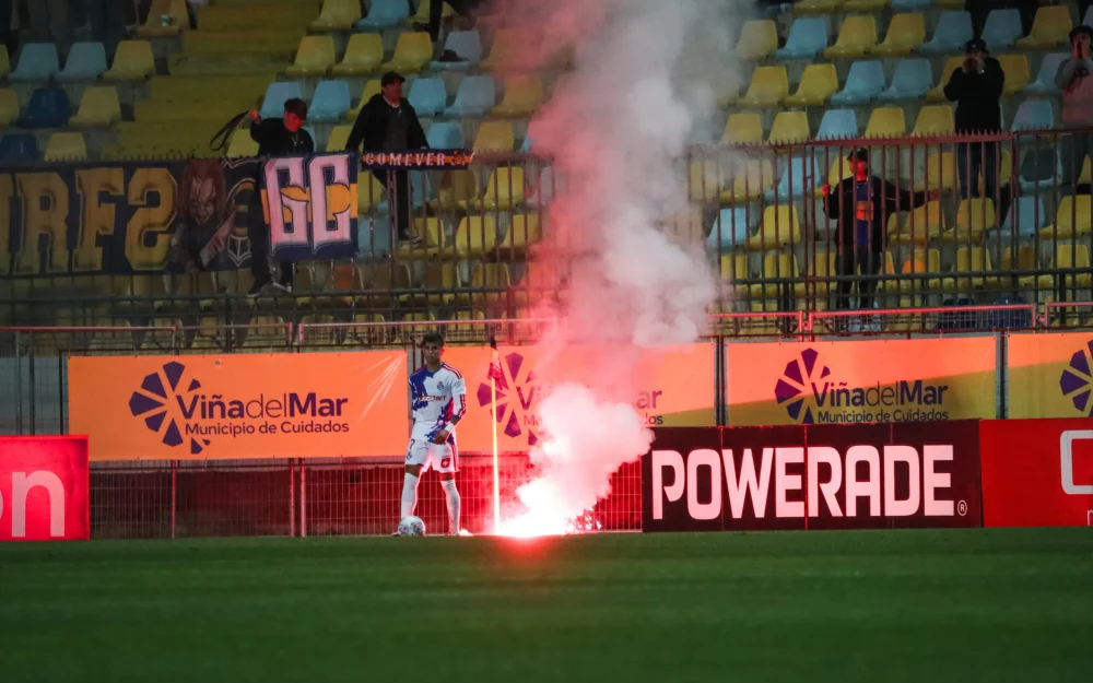 Copa Chile: Everton y U. de Chile suspendido por fuegos artificiales en Sausalito