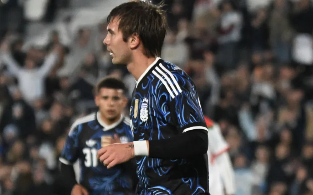 Mastantuono responde a las críticas tras su primer gol con Argentina: "La gente es muy exigente conmigo"