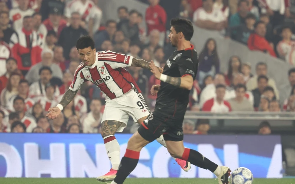 River Plate cayó 2-1 ante Huracán y se complica en Argentina