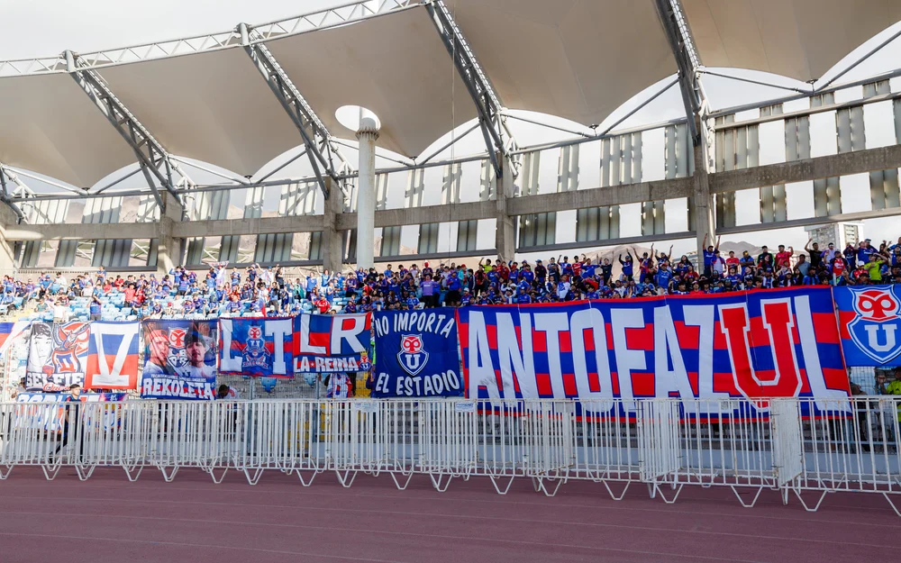 Denuncian que hinchas de la U usaron a una mujer embarazada para ingresar bengalas al Calvo y Bascuñán