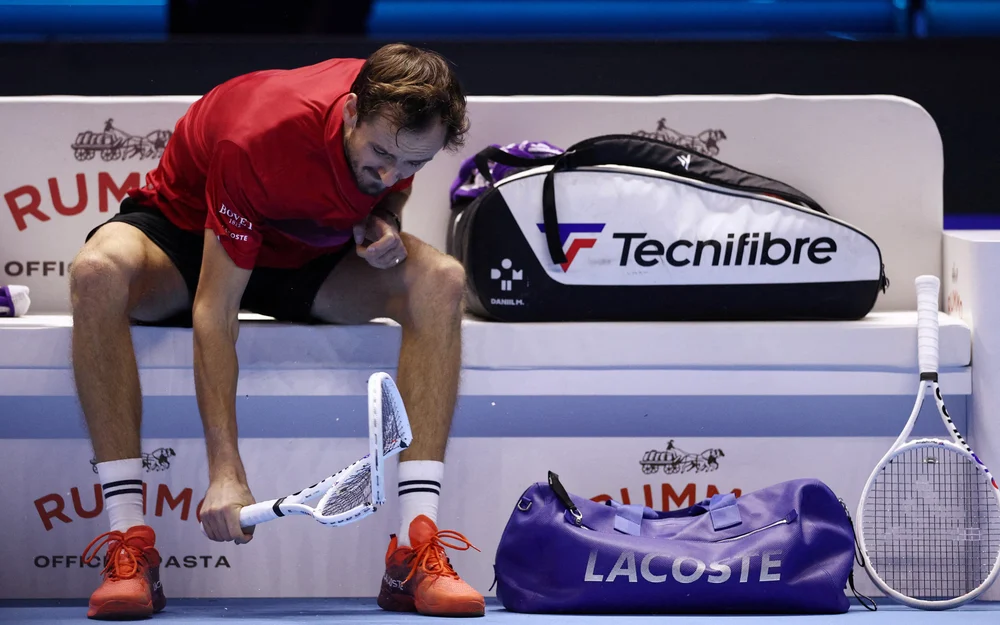 Medvedev descalificado en Beijing tras golpear a un espectador y Djokovic avanza a la final
