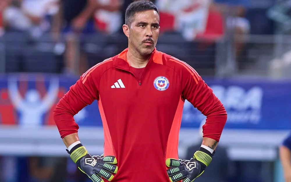 Claudio Bravo cuestiona el discurso de Córdova tras la derrota de la Roja ante Estados Unidos