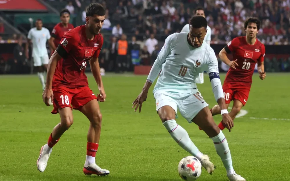 Francia gana en el debut de Zidane, pero Mbappé se lesiona al anotar