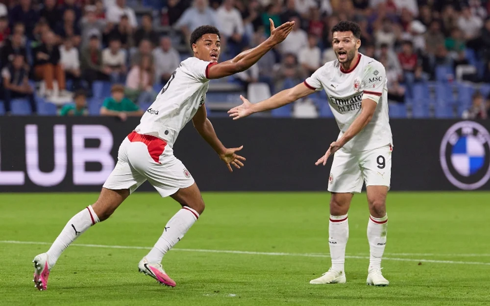 Milan empata 1-1 con Sassuolo y queda a cuatro puntos del Inter
