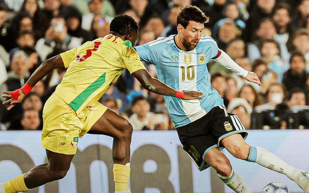 Véjar le regaló sus tarjetas a Messi en la despedida de la selección argentina