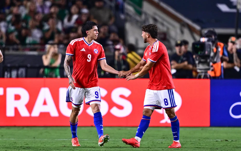 Chile rompe la racha y vence 2-0 a México en Los Ángeles