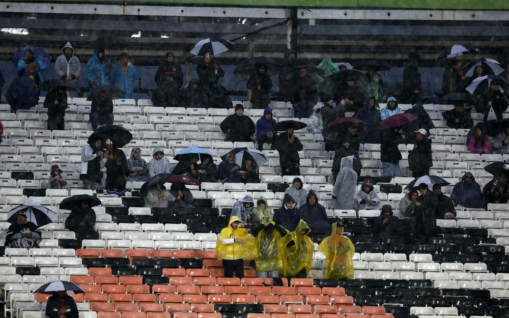 Colo Colo y Puerto Montt juegan bajo la lluvia en un Monumental anegado por el temporal